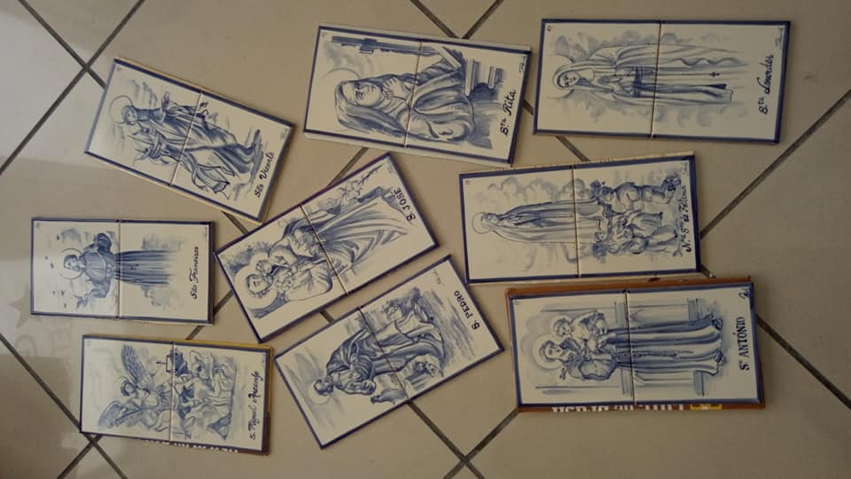 Azulejos pintados com imagens de santos